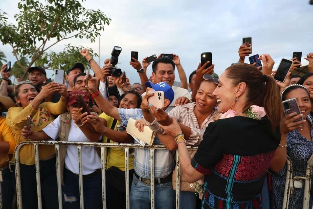 En Coyuca de Benítez, Claudia Sheinbaum entrega tarjetas de la Pensión Mujeres Bienestar; más de 74 mil mujeres reciben este apoyo en Guerrero