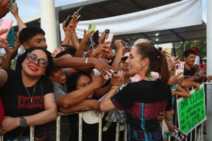 En Coyuca de Benítez, Claudia Sheinbaum entrega tarjetas de la Pensión Mujeres Bienestar; más de 74 mil mujeres reciben este apoyo en Guerrero