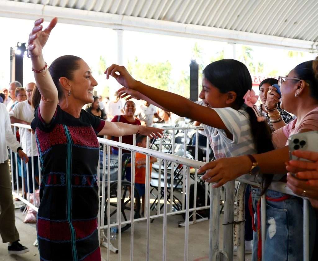 En Coyuca de Benítez, Claudia Sheinbaum entrega tarjetas de la Pensión Mujeres Bienestar; más de 74 mil mujeres reciben este apoyo en Guerrero