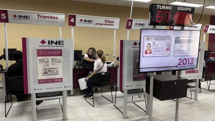 El Instituto Nacional Electoral (INE) en Coahuila estableció que las y los ciudadanos podrán tramitar, renovar o actualizar su credencial para votar hasta el 10 de febrero de 2026, como parte de los lineamientos para garantizar la participación en el Proceso Electoral Local 2025-2026, cuya jornada se celebrará el 7 de junio de 2026.  