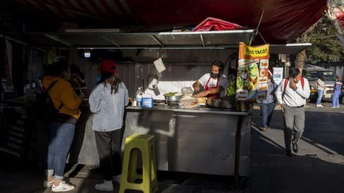 Hombre agrede a cuatro empleados
