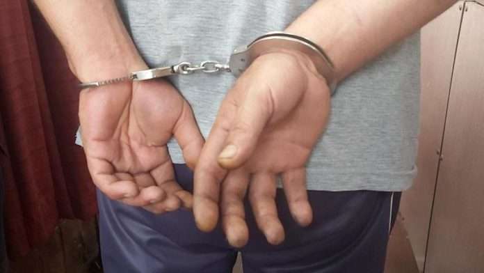 Hombre es detenido