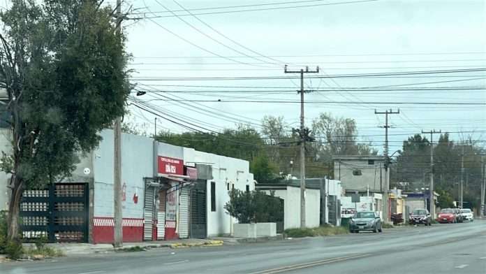 La Dirección de Protección Civil de Monclova emitió un aviso preventivo ante el descenso de temperatura del domingo y la probabilidad de lluvias durante la tarde del lunes, con mínimas de hasta seis grados centígrados y máximas cercanas a los once, informó su titular, Pedro David Alvarado Flores.