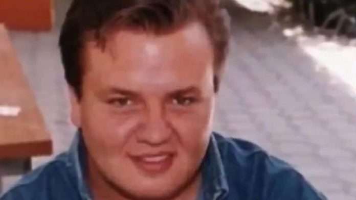 Joven defiende a su amiga