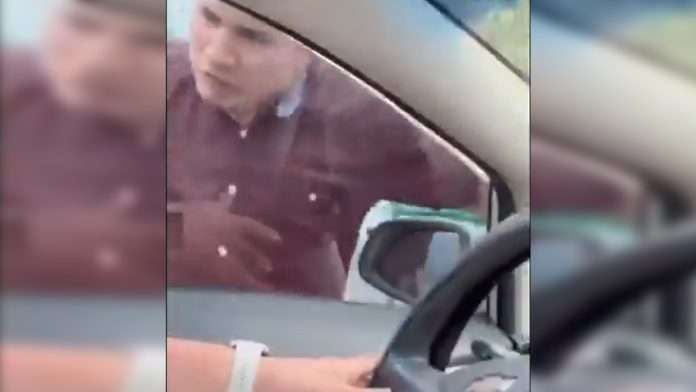 Joven persigue a madre e hija