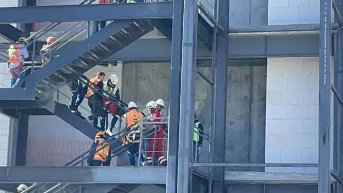 Joven sufre caída en edificio
