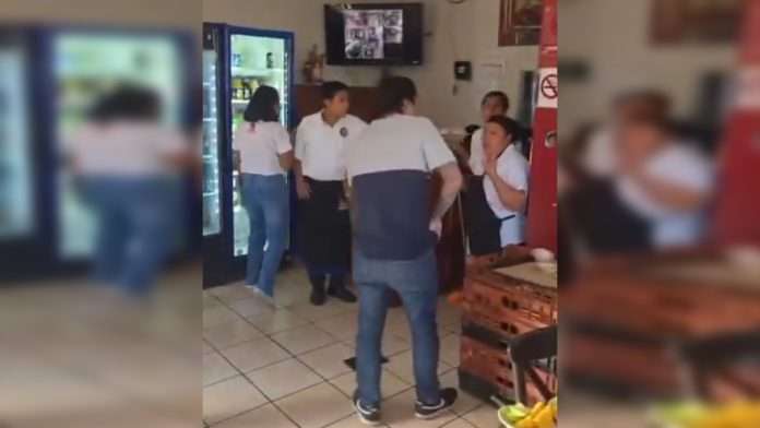 Meseros y clientes se agreden dentro de restaurante