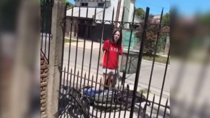 Mujer daña la moto de su novio