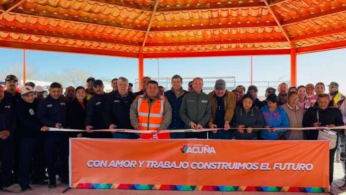 Entrega Emilio de Hoyos plaza rehabilitada en la colonia Villa Milenio