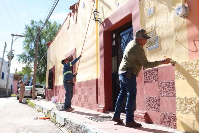 Gobierno Municipal continúa embelleciendo Parras con “Pinta tu Fachada”