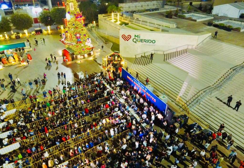 Román Cepeda comparte Mega Rosca de Reyes con miles de familias en Plaza Mayor