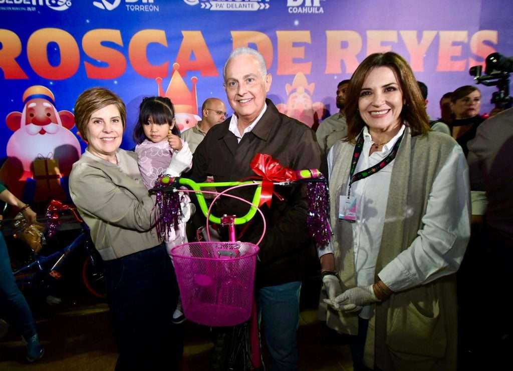 Román Cepeda comparte Mega Rosca de Reyes con miles de familias en Plaza Mayor