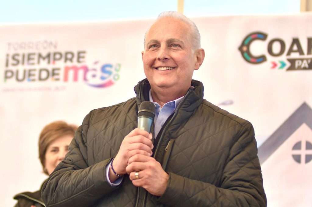 Román Cepeda entrega techumbre en Ex Hacienda La Perla