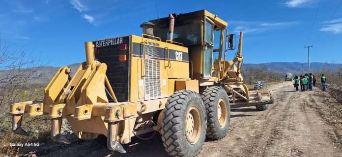 Supervisa Yesica Sifuentes rehabilitación del camino al ejido Providencia