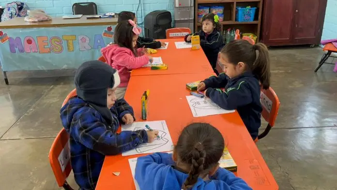 La supervisora Oralia Jacobo invitó a padres de familia de Múzquiz a preinscribir a niños desde los 3 años en preescolar