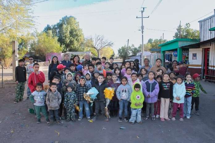 La presidenta municipal de Múzquiz convivió con niñas y niños de la comunidad de Rancherías
