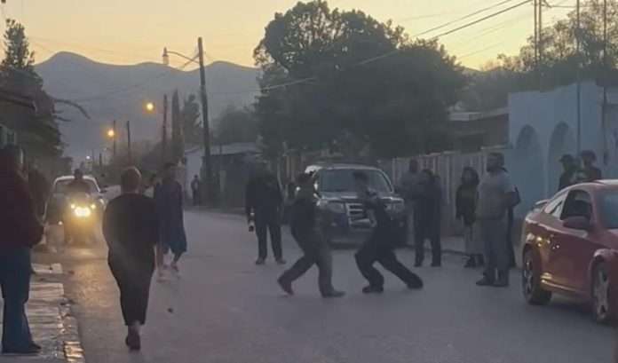Una riña entre jóvenes y adultos fue captada en video