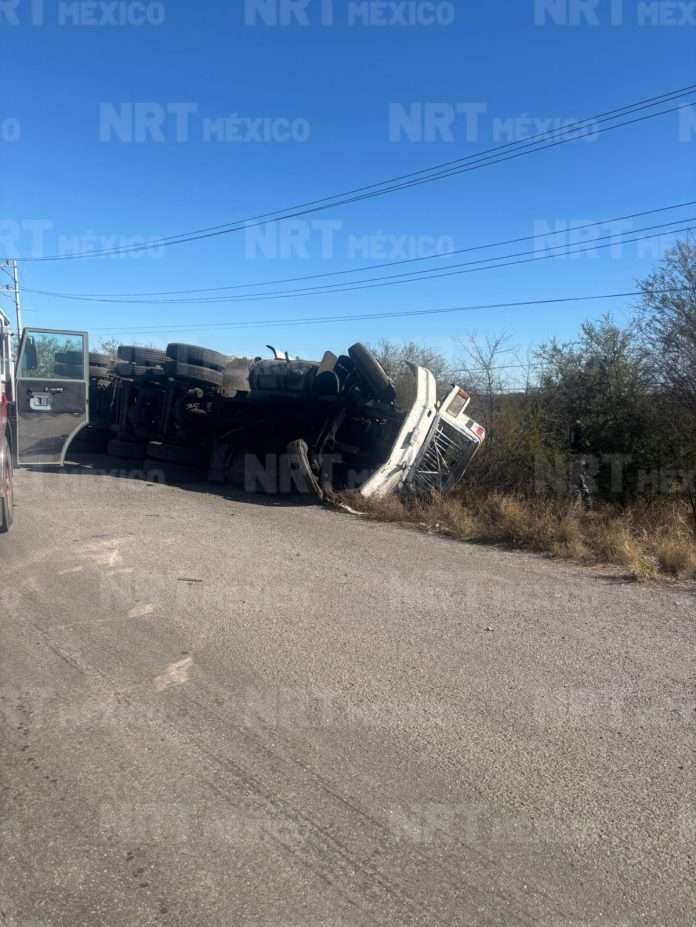 Una falla mecánica habría provocado la volcadura de un tractocamión carbonero en la carretera estatal 22