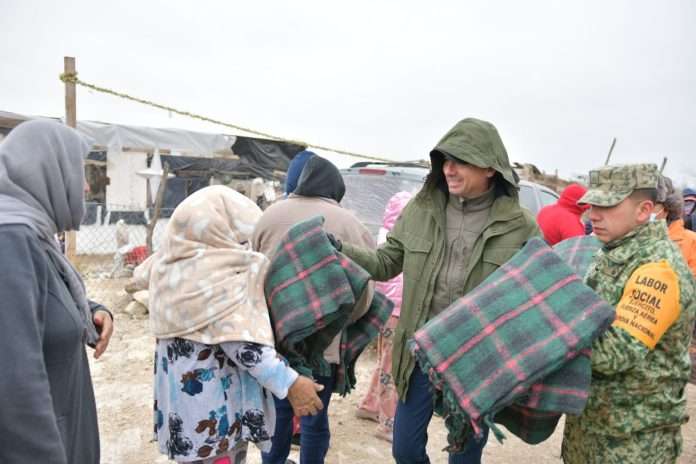 Lleva Emilio de Hoyos operativo ‘’abrigando corazones’’ a sectores vulnerables