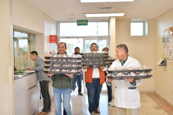 Lleva Emilio mensaje de gratitud a personal de enfermería