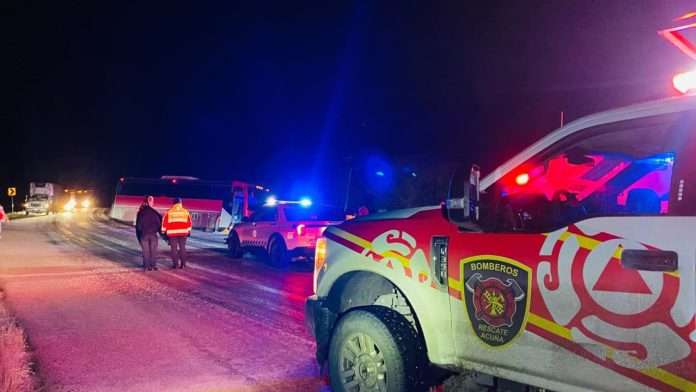 Se sale camión de pasajeros de la carretera por hielo negro