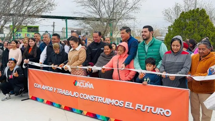 Entrega Emilio de Hoyos rehabilitación de la plaza pública de La Misión