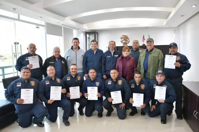 Reconoce Emilio de Hoyos a bomberos con entrega de terrenos