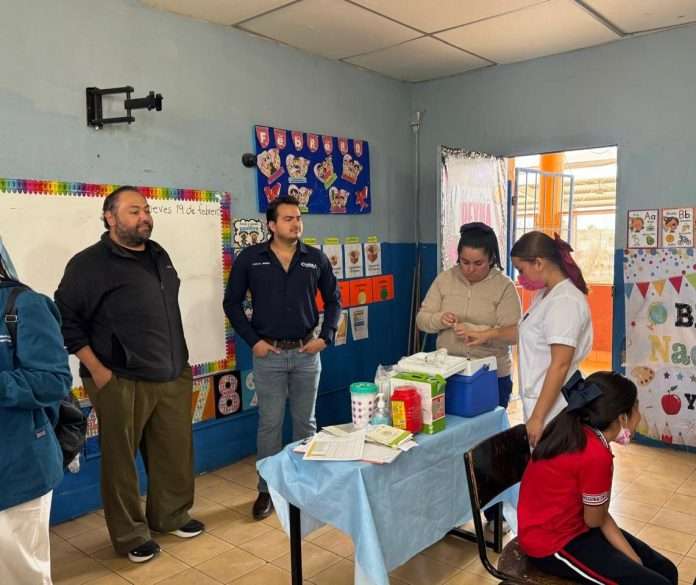 REFUERZA SECTOR SALUD VACUNACIÓN EN ESCUELAS