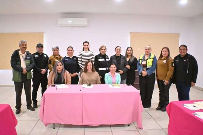 Alcaldesa Sari Pérez Cantú y Karen Cadena con el Comité SIPINNA de Frontera en reunión del 3 de febrero de 2026.