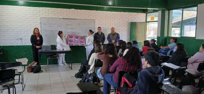 Centro de Salud de Múzquiz conmemora el Día Internacional del Condón con pláticas y entrega de preservativos a estudiantes.