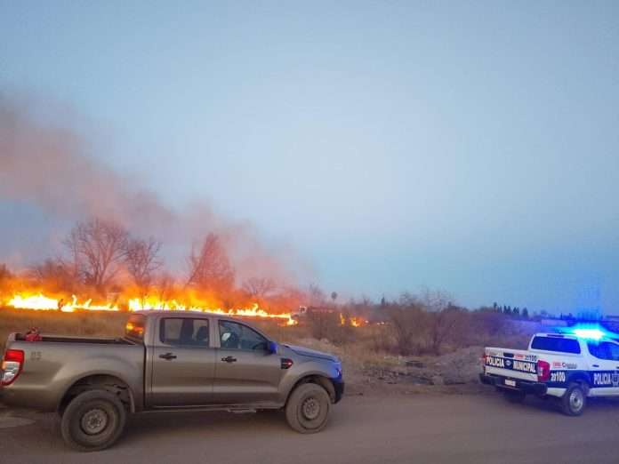 El siniestro abarcó aproximadamente 200 metros lineales por 100 metros de ancho, afectando principalmente maleza y parte de propiedades privadas