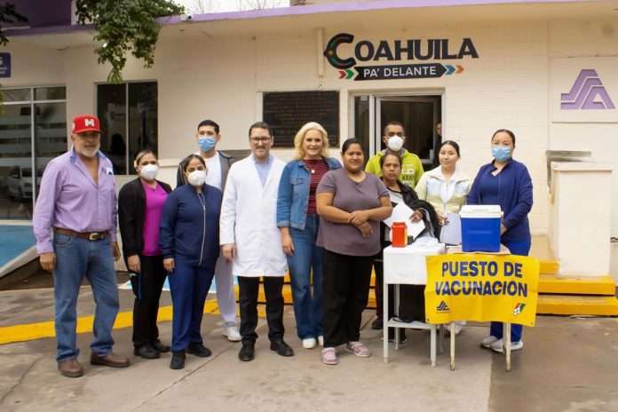 Laura Jiménez supervisa campaña de vacunación contra el sarampión en Múzquiz