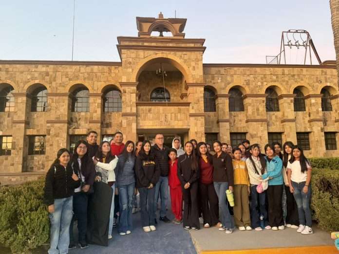 Durante la despedida de las alumnas rumbo a la competencia, el director de Promoción Deportiva, maestro Gerardo Múzquiz Loo