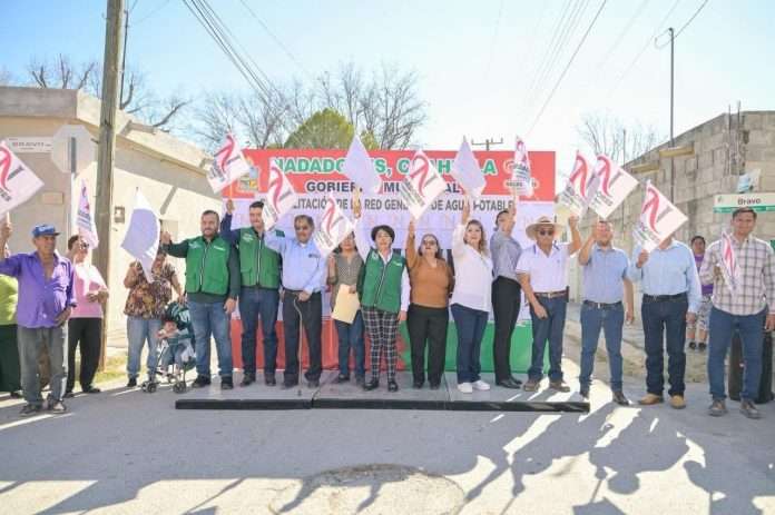Alcaldesa Alejandra Huerta Alemán y vecinos en el banderazo de obra de agua potable en Nadadores.