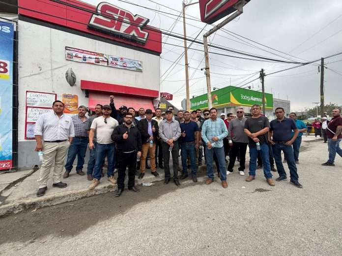 Obreros y ex obreros de AHMSA en Monclova, Coahuila, mostrando apoyo al Gobierno Federal previo a la subasta.