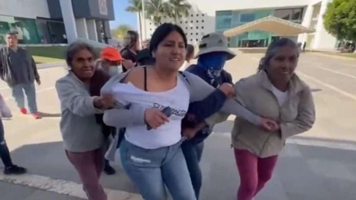 Habitantes irrumpen en el Congreso de Oaxaca y retiran a la alcaldesa de San Agustín Amatengo