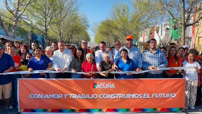 Entrega Emilio de Hoyos pavimentación en Altos de Santa Teresa