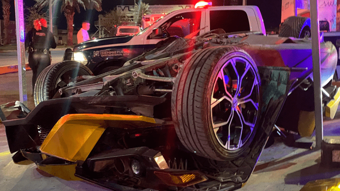 Auto de lujo destrozado