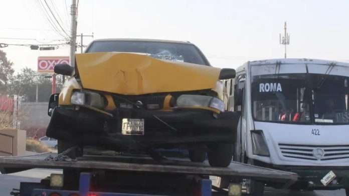 Auto robado es hallado tras chocar