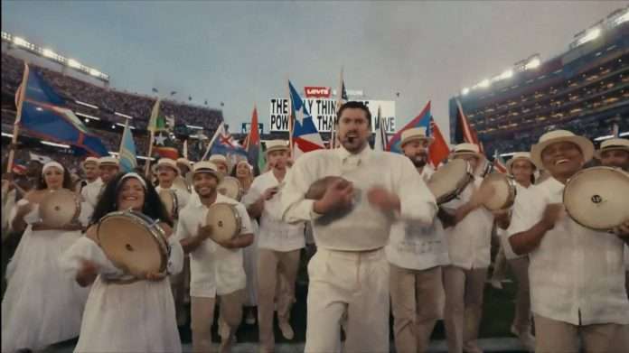 Bad Bunny con las banderas latinas