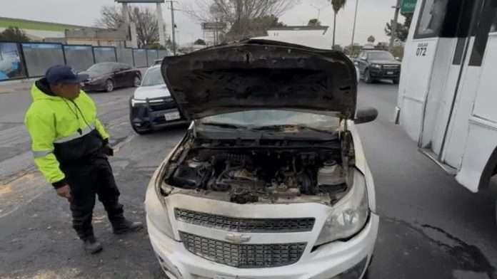 Camioneta se incendia en semáforo
