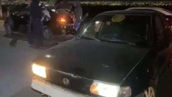 Conductor ignora semáforo y provoca choque