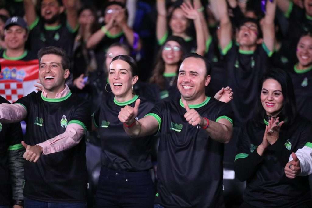 Detona Manolo Jiménez súper becas universitarias y créditos para jóvenes emprendedores