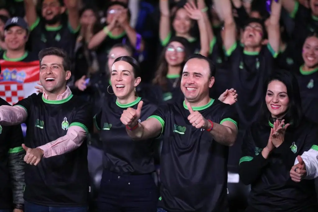 Detona Manolo Jiménez súper becas universitarias y créditos para jóvenes emprendedores