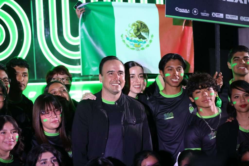 Detona Manolo Jiménez súper becas universitarias y créditos para jóvenes emprendedores