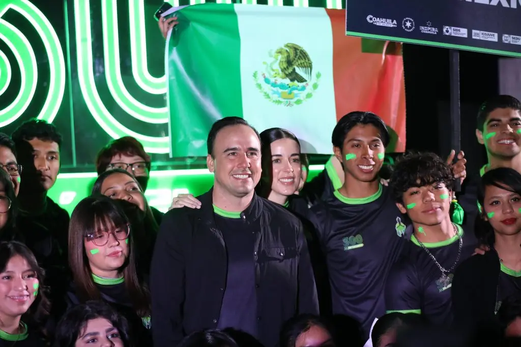 Detona Manolo Jiménez súper becas universitarias y créditos para jóvenes emprendedores