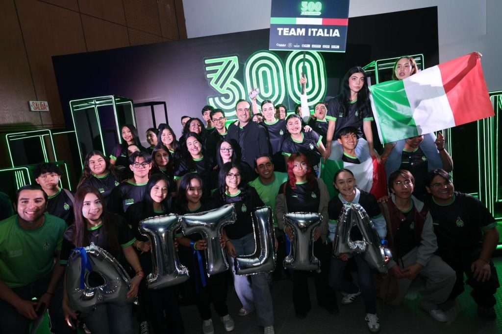 Detona Manolo Jiménez súper becas universitarias y créditos para jóvenes emprendedores