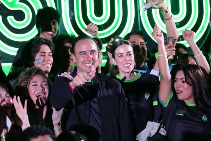 Detona Manolo Jiménez súper becas universitarias y créditos para jóvenes emprendedores
