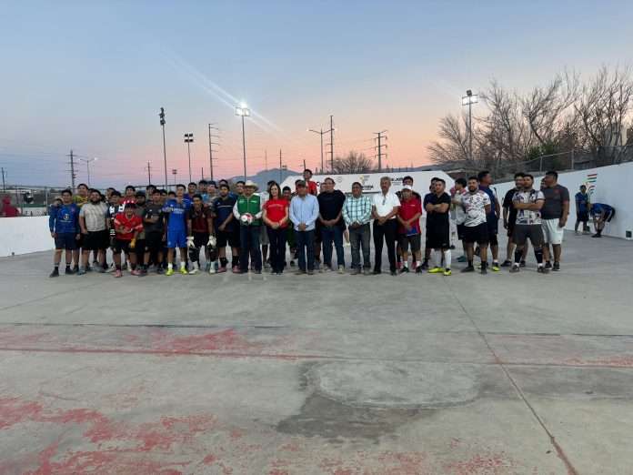 Alcaldesa Sara Irma Pérez Cantú y autoridades en el arranque del Torneo Relámpago de Futbolito Rápido en Frontera.
