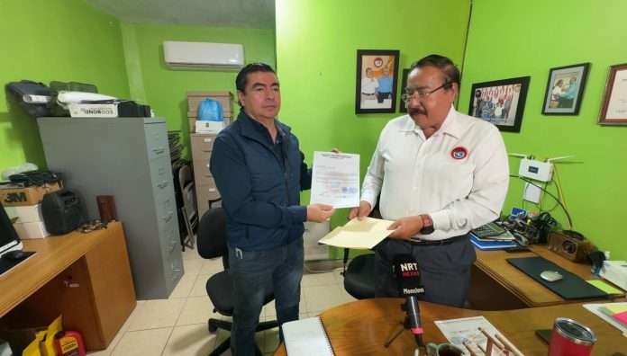Javier Hernández del Ángel entrega la carta de adhesión al proyecto de Tereso Medina.